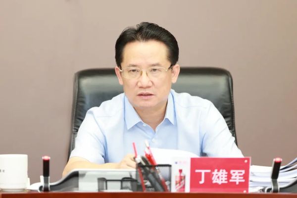 茅台集团党委理论学习中心组举行集中研讨会