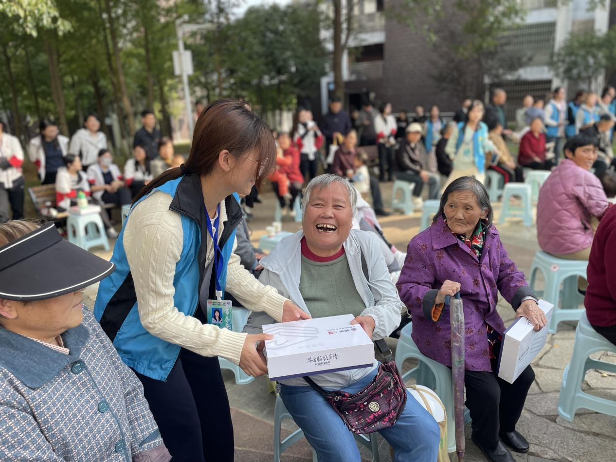 文脉赓续庆重阳  情系桑榆送安康 ——赖茅酒公司第一、二党支部联合贵州财大工商管理学院党委开展重阳敬老活动