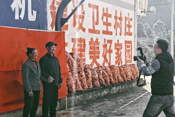 【乡村振兴看茅台】驻村干部免费为群众拍照！威宁县米乐村有个“流动照相馆”