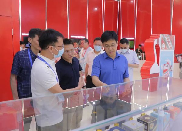 李静仁到茅台展厅巡展