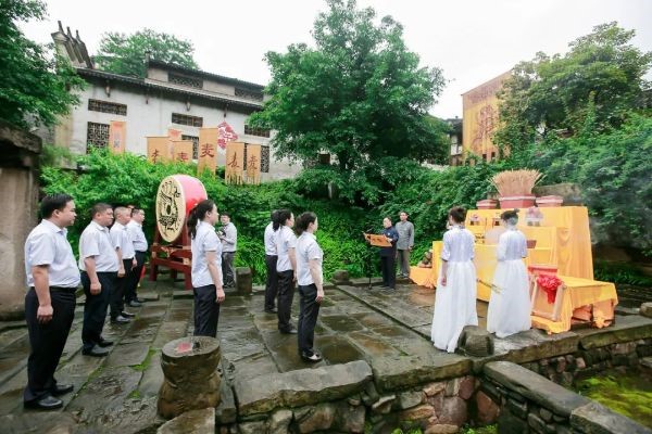 祭麦典礼现场