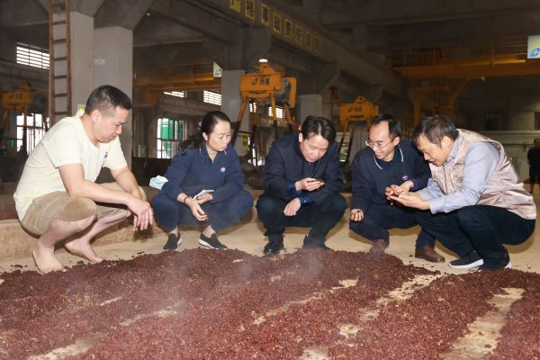 丁雄军（中）查看造沙轮次生产情况