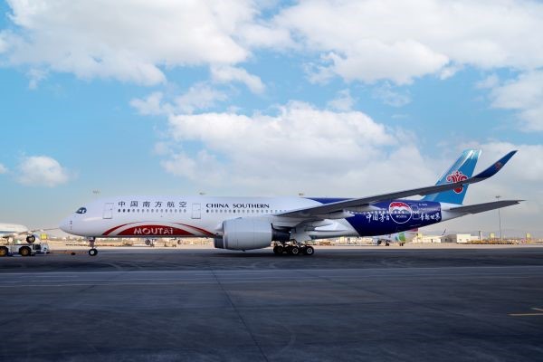 “中国茅台号”彩绘客机A350