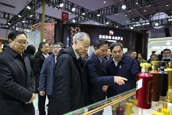 领导嘉宾巡展