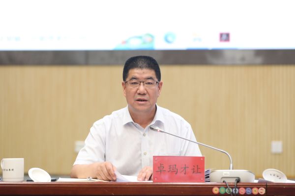卓玛才让作上半年党建工作报告、纪检监察工作报告