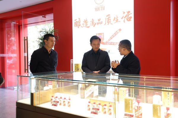 张旭调研专卖店产品陈列