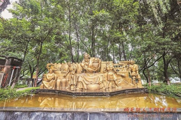 中国酒文化城里的《源远流长》塑像，展现了茅台酒的酿造工艺流程