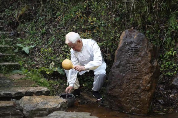 季克良在赤水河源头取水