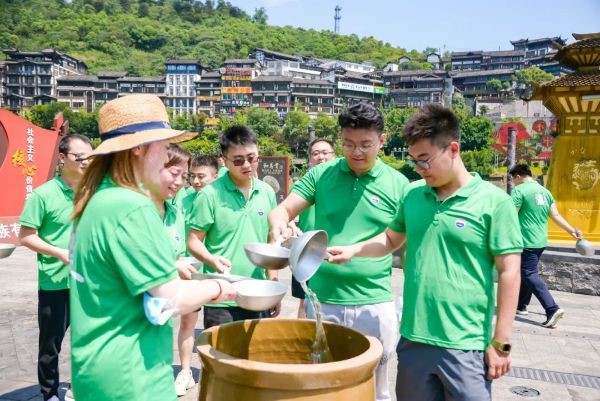 将赤水河河水注入水缸