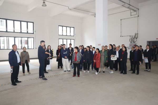 郑汝炀与奶奶参观制曲车间活动中