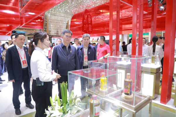 高山在茅台展厅巡展
