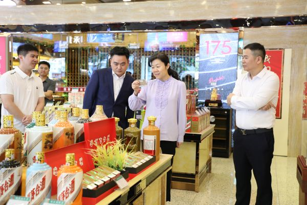 王莉调研三亚国新酒业连锁超市