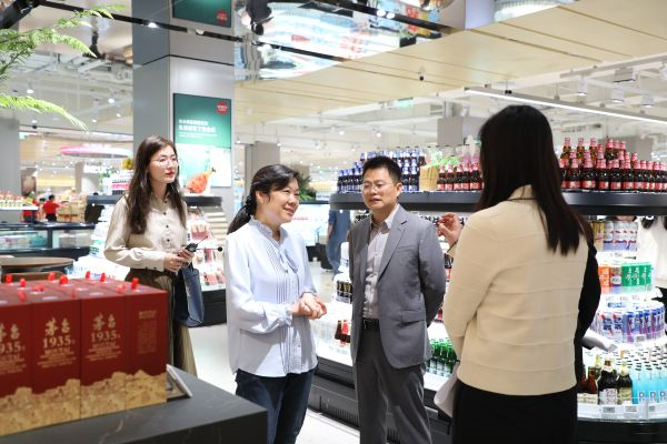 王莉调研深圳天虹数科超市